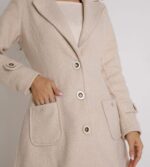 Casaco Feminino Longo Bege com Botões e Bolsos| Dvanelle - Imagem 3