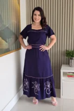 Vestido Estela Azul Bordado Rosa em Viscolinho - Querem Vestidos - Imagem 3