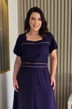 Vestido Estela Azul Bordado Rosa em Viscolinho - Querem Vestidos - Imagem 5