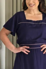 Vestido Estela Azul Bordado Rosa em Viscolinho - Querem Vestidos - Imagem 2